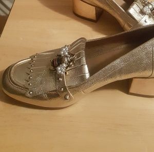 Metallic block heel fringe loafers w/ bumblebee